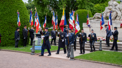 Départ des poorte-drapeaux